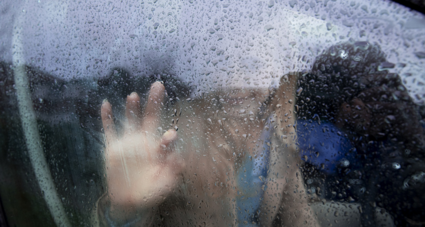 Запотели окна в машине: почему нельзя включать рециркуляцию воздуха и как действовать правильно