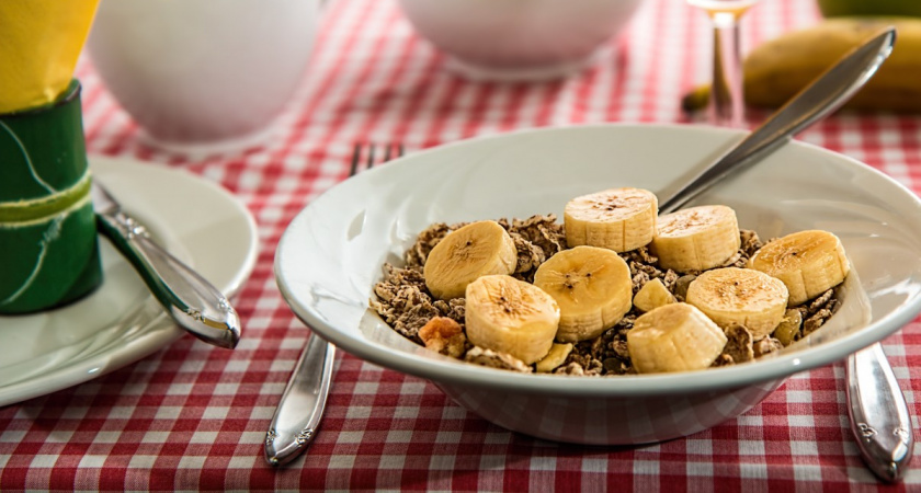 Кукурузные хлопья на завтрак: скрытые риски быстрого перекуса