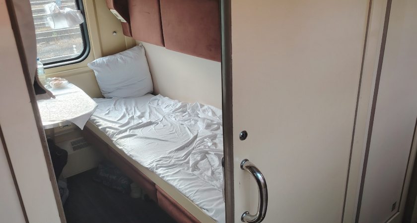 "С Вами поедет попутчица. Вы же не против? Тут все купе свободное" — "нахрапом" спросила проводница
