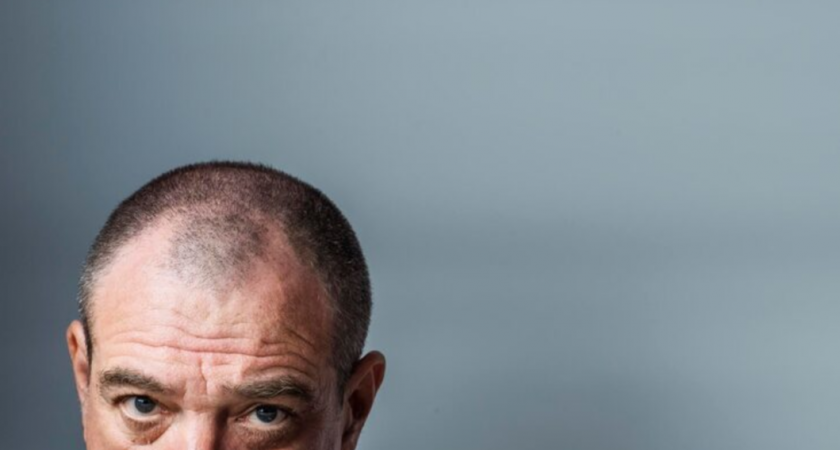 За 30 дней — густая шевелюра: втираю дешманские капли в плешь — и вместо "залысин" густая щетка волос плотничком пошла