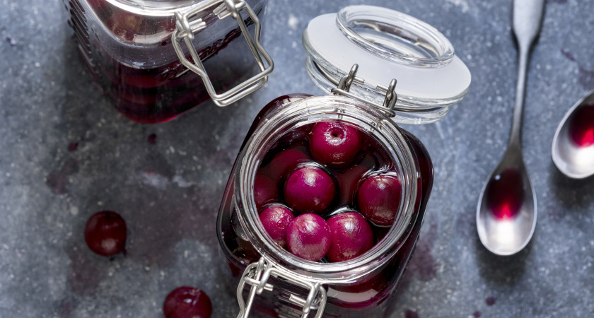 Секреты вишневого варенья без воды: как сохранить форму ягод и получить густой сироп