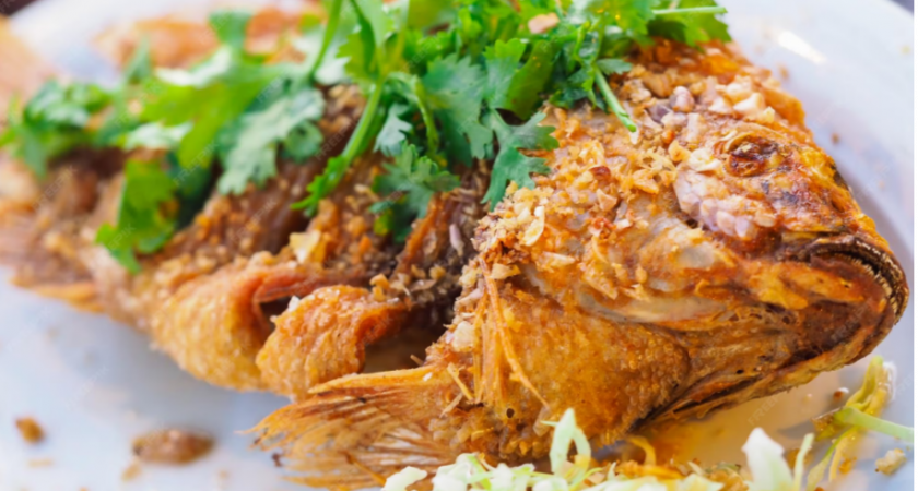 Жарю рыбу по рецепту из бабушкиной тетради под записью: «Как добиться идеальной хрустящей корочки»