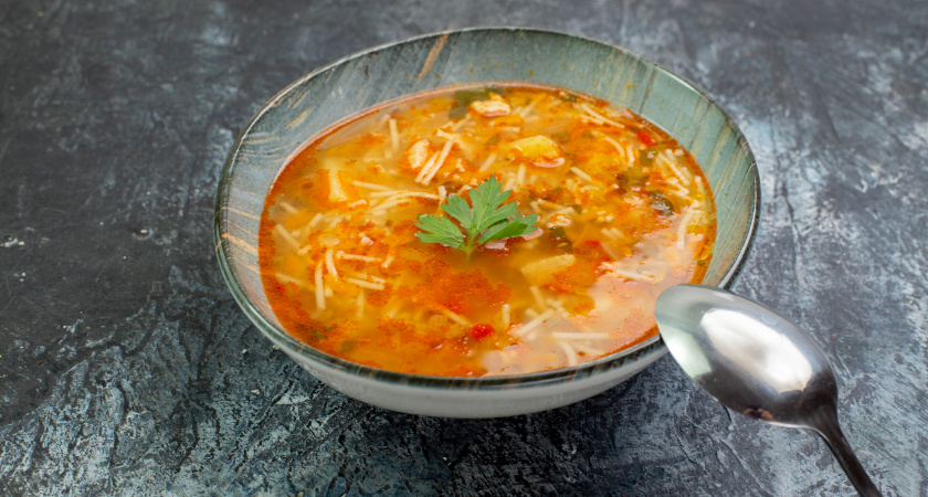 Назван самый опасный суп, который едят почти все - и детей кормят