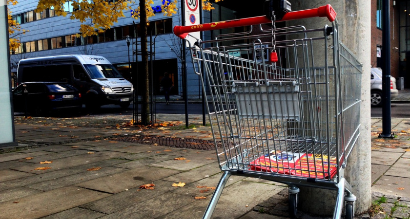 Заметила в магазине, как пожилая женщина застилает дно тележки пакетом. Сама теперь так делаю