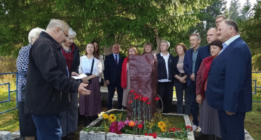Делегация из Коми посетила место захоронения коми поэта Виктора Савина в Томской области