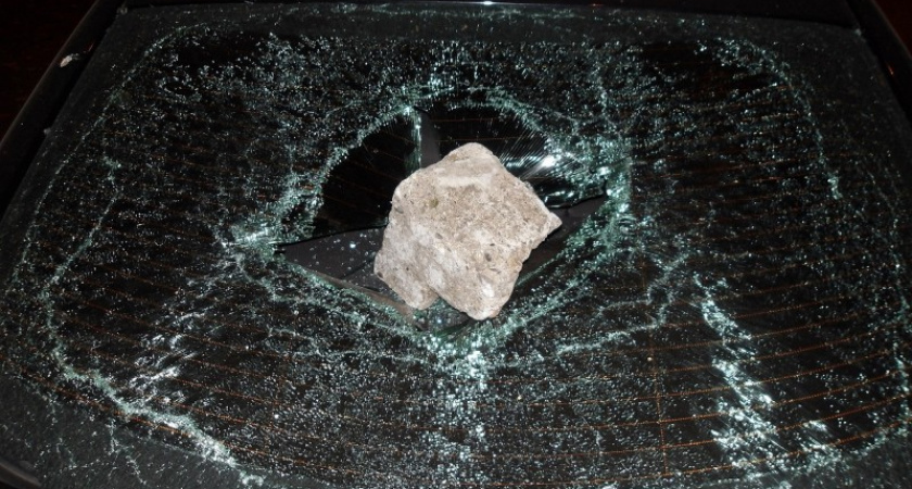 В Коми задержан мужчина, разбивший стекло иномарки из-за того, что она "мешала проходу"