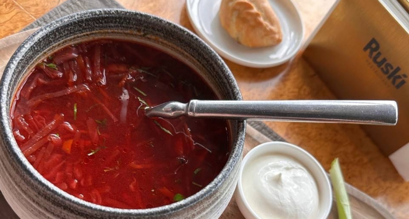 Как варят настоящий борщ: нашла рецепт в книге 1952 года — вот 2 тонкости, от которых зависит вкус и рубиновый цвет