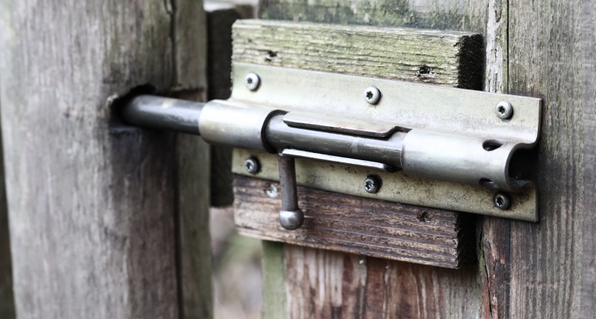 Калитка и замок больше никогда не замёрзнут и не заржавеют: хитрый совет вахтовика-нефтяника на Севере