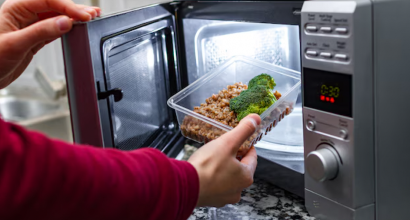 Не разогревайте еду в микроволновке так: 30 секунд и ваша еда полностью прогреется
