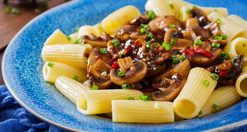 Макароны по-флотски — блюдо Советских столовых, которое можно превратить в рай для гурманов: лайфхак