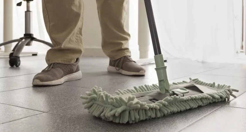 Полы можно не мыть неделями: всего одна ложка на ведро воды и поверхности сверкают как зеркало