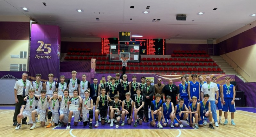 Юные баскетболисты Коми взяли бронзу на межрегиональном турнире