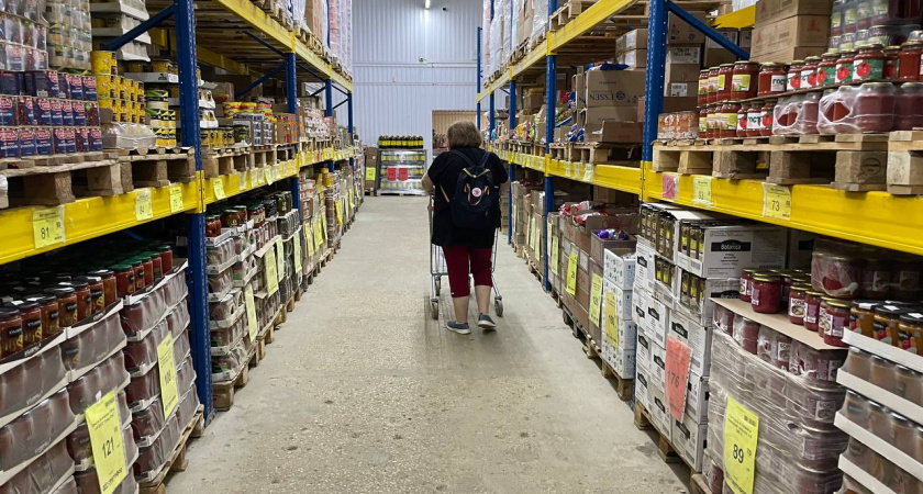 Пока бродил по магазину, подсмотрел: что первым делом хватают другие покупатели в Светофоре - 10 тележек из магазина