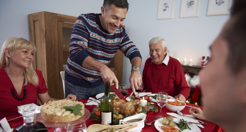 Эпоха застолий подошла к концу: почему не следует приглашать гостей к себе домой