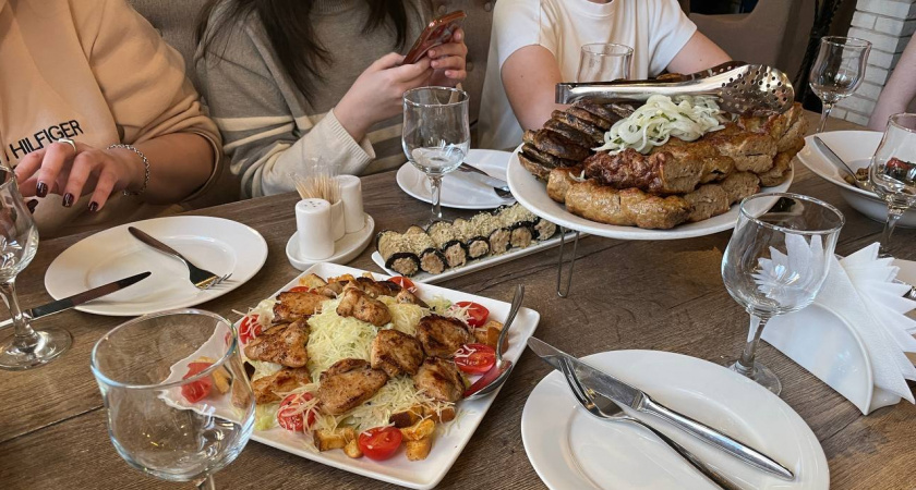 Три привычки в гостях, которые выдают невоспитанность