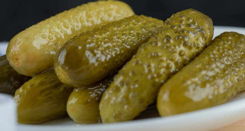 Мужской салат с жареными солеными огурцами: рецепт, который станет звездой праздничного стола