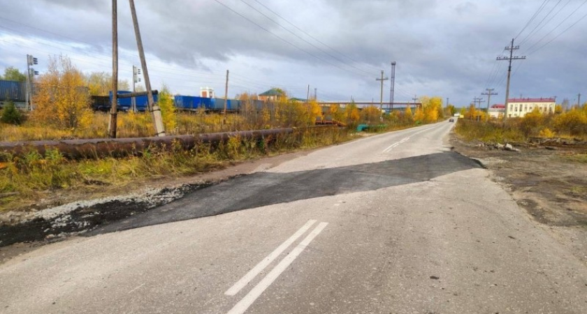 В Коми разбитую дорогу у железнодорожного переезда отремонтировали после вмешательства прокуратуры
