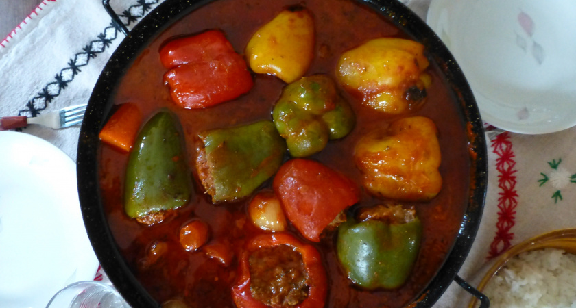 Гости пальчики залижут: простеший рецепт фаршированных перцев с нежным жюльеном - идеальный рецепт для уютного ужина