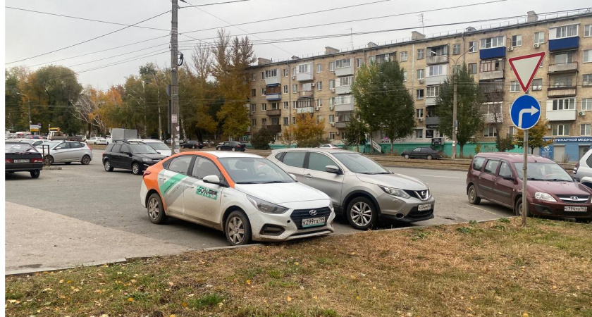 Какой поворотник - правый или левый включать при въезде на кольцо: ставим точку в споре