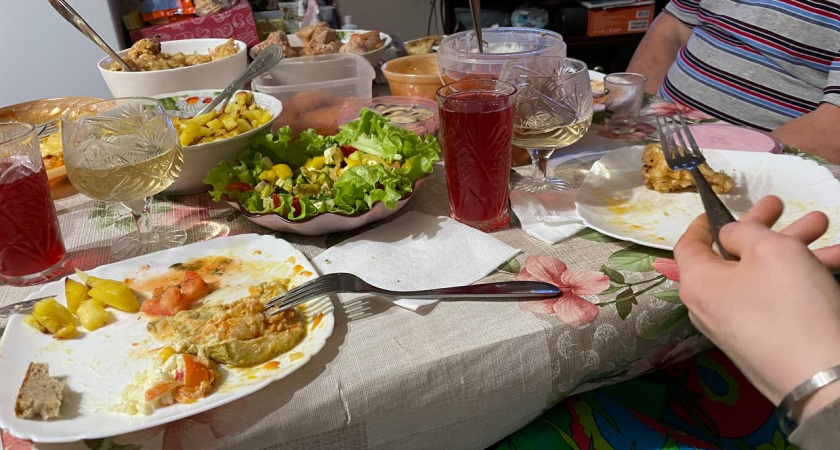 Три привычки в гостях, которые выдают невоспитанность