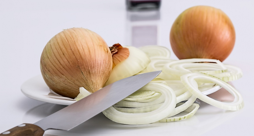 Гениальный и самый легкий способ резки: как мелко нашинковать луковицу за 1 минуту 
