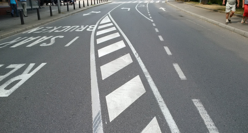 Разметка две сплошные с прерывистой между ними: вот, что означает - рассказал знакомый инспектор ГИБДД 