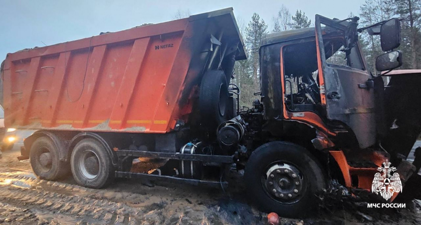 В Коми потушили загоревшийся "КАМАЗ"