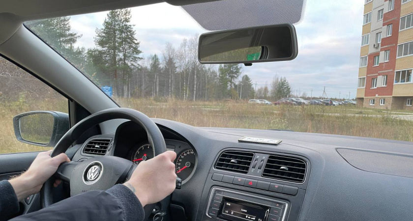 Забудьте о разводах: этот лайфхак отмоет лобовое изнутри за 2 минуты - не понадобится ни капли химии