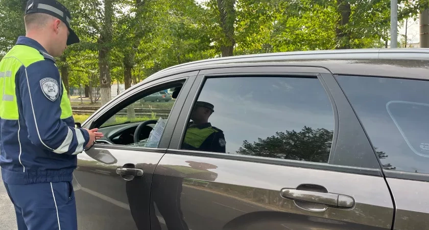 Автоюрист объяснил, какие 3 документа никогда не надо показывать инспектору ГАИ