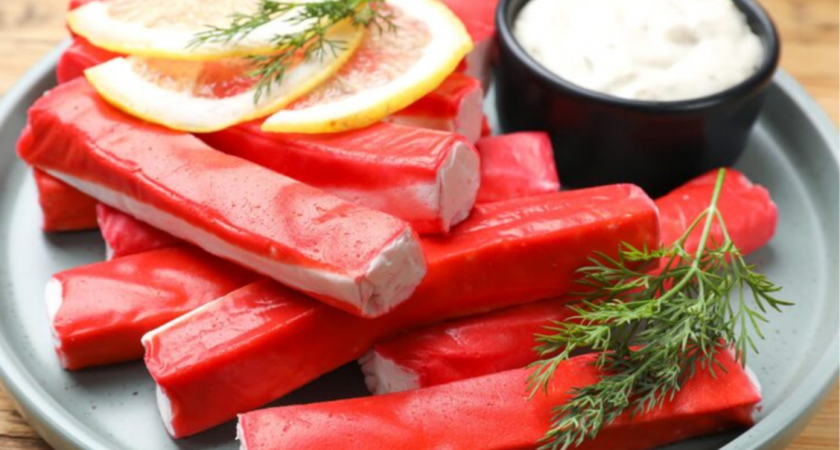 Просто разворачиваю крабовые палочки и заливаю маслом: сметается вкуснятина за милую душу