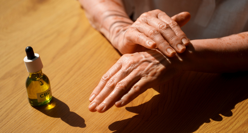 Как убрать возрастные пятна с рук с помощью 2 аптечных средств - нашла заметку у бабушки в тетрадке 