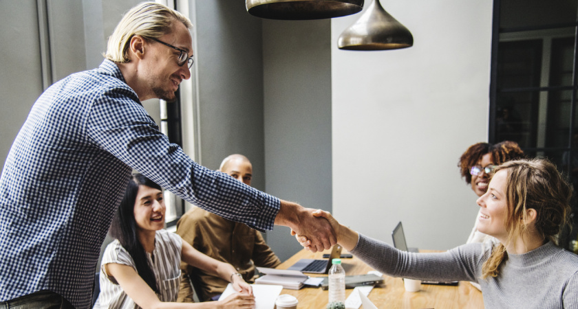 Почему нельзя говорить «Здравствуйте» и «Приветствую»: что они значат на самом деле