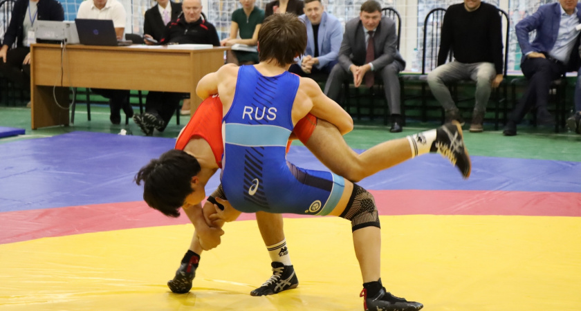 240 атлетов схлестнулись в Коми на турнире по вольной борьбе