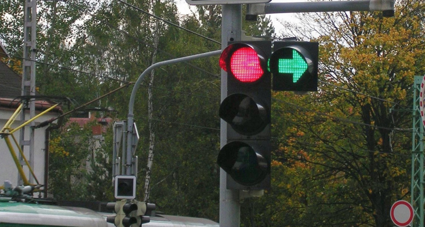 Что делать, если уже встал под "стрелку", а нужно ехать прямо: узнал у ГАИшника