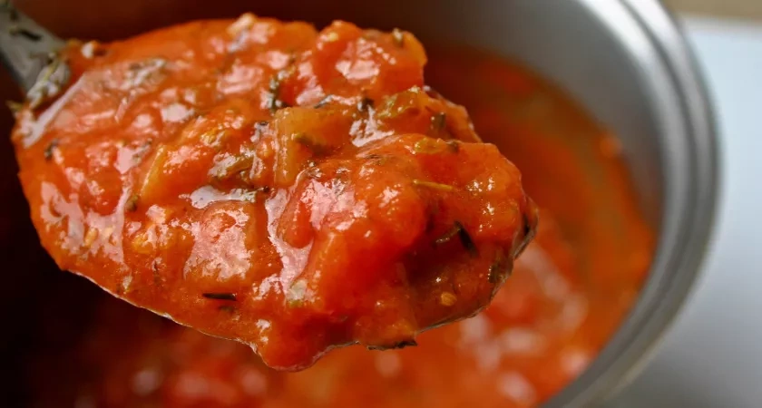 Как сварить настоящий борщ, а не суп со свеклой: нашла рецепт в книге 1952 года. Есть 2 тонкости - от них зависит вкус и рубиновый цвет