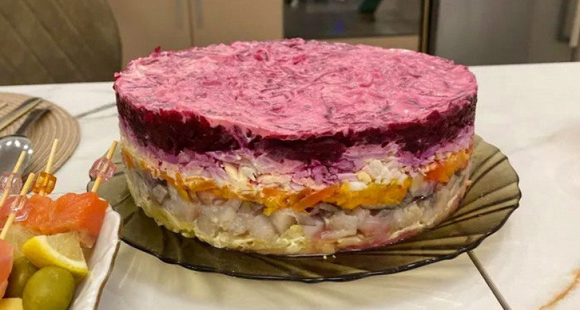 Не скупимся на слои в "Селедке под шубой": небольшой секрет с продуктами сделает новогодний салат в 2 раза вкуснее