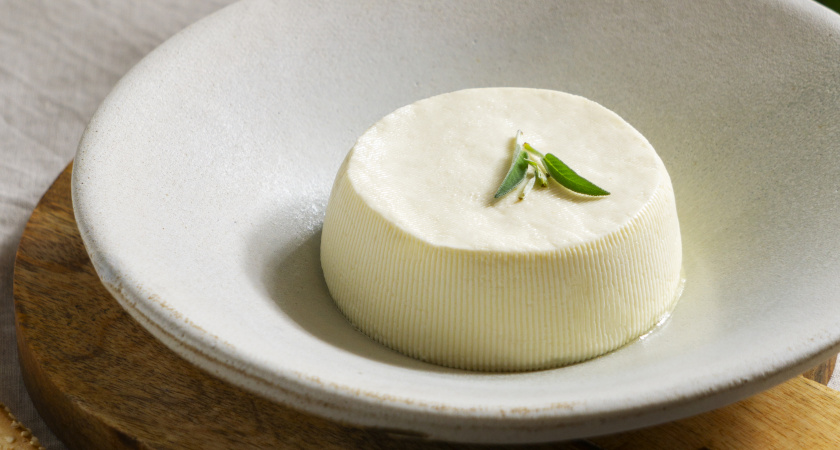 На ночь смешиваем ряженку и сметану: на утро получаем сыр "Филадельфия" — готовится, пока вы спите