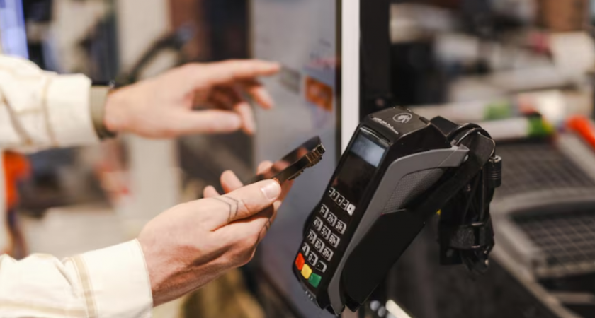 Хитрая ловушка на кассах самообслуживания: почему лучше пробить покупки у кассира