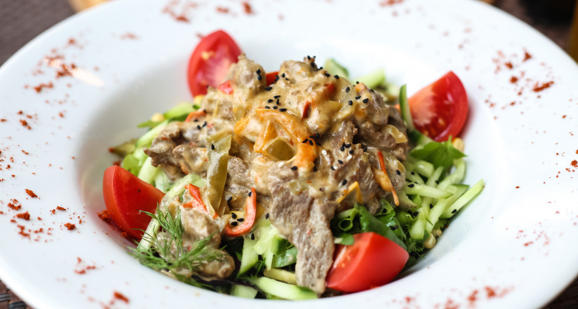 Салат - хит на Новый год: гости все время подкладывали этот салат в тарелку, а рецепт очень прост - Красная Лошадь оценит