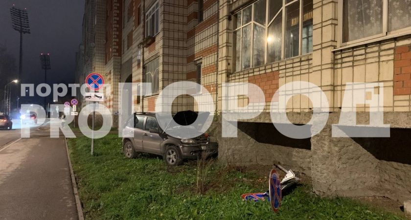 В столице Коми водитель “Нивы” врезался в дом после внезапного ухудшения самочувствия