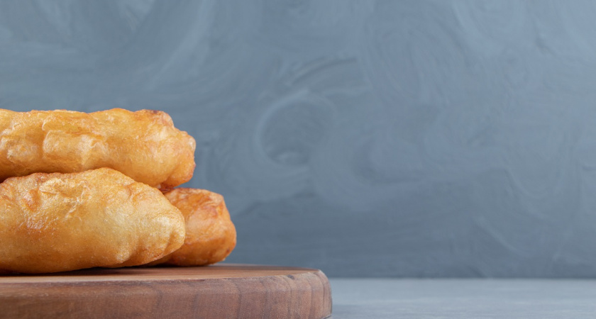 Беру кефир, 1 яйцо и 10 минут: муж «сметает» по 10 штук и не поправляется - рецепт моей бабушки