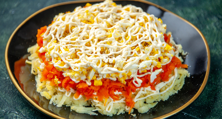 Встречайте год Красной Огненной Лошади с салатом "Севастопольский". Он заменит "Шубу" и "Оливье" на вашем праздничном столе