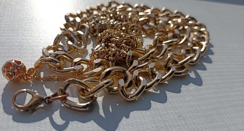 В Коми возлюбленный заложил украшения девушки в ломбард ради ставок в онлайн-казино
