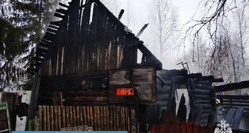 В Ухте сгорели баня и легковушка