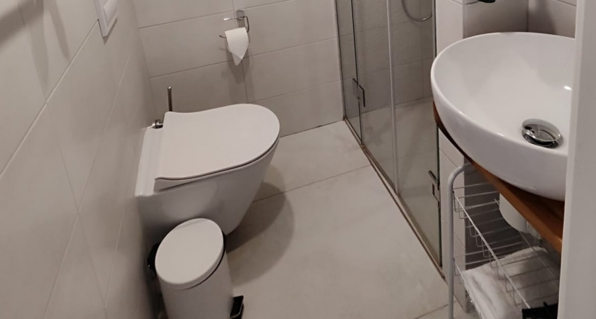 Сантехник поделился одним трюком, после которого я забыла про вонь и засоры на кухне. Рецепт — одна капля в слив