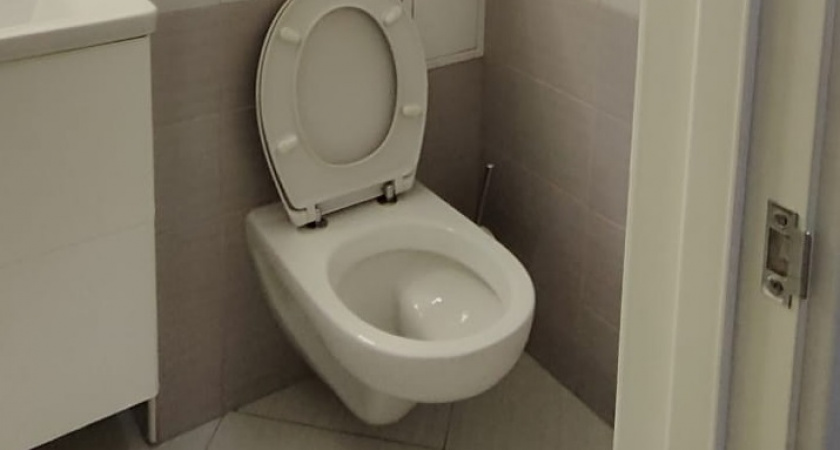 Унитаз теперь сияет белизной как из магазина: использую эту простую хитрость - использую пластиковую бутылку