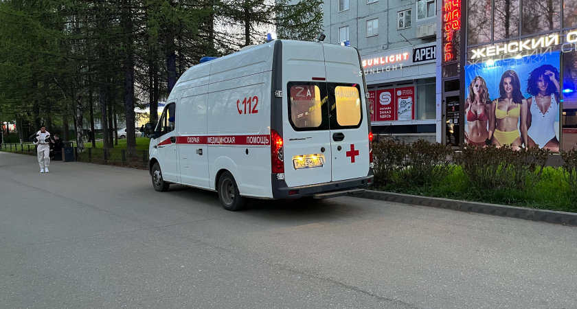 В Коми спасатели оказали помощь мужчине, упавшему на козырек подъезда