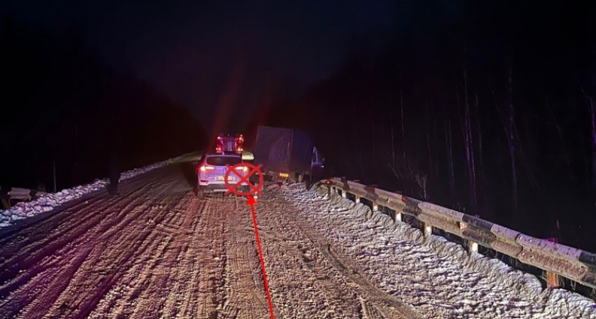 В Коми иномарка протаранила припаркованный автомобиль