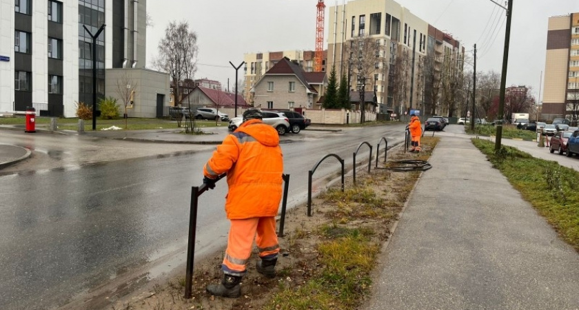 В Коми началась подготовка дорог к зиме: с обочин убирают ограждения и урны