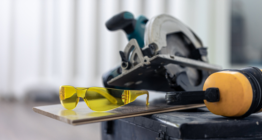 Старый сварщик научил меня ставить круги на болгарку картинкой во внутрь: теперь всегда делаю так